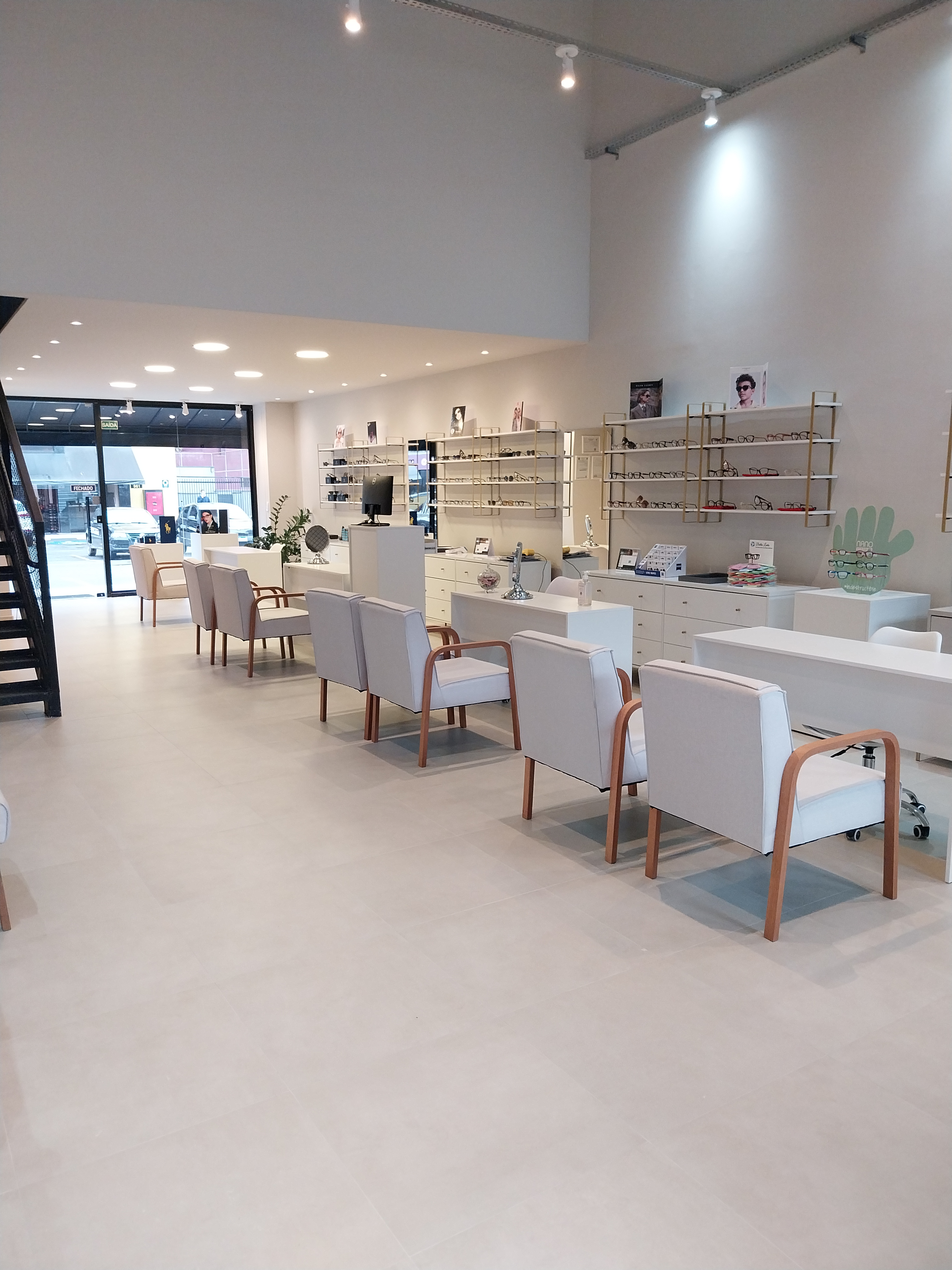 Cliente experimentando óculos na Óticas Pupille